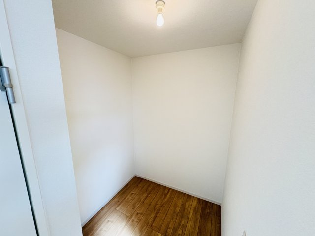 流山市江戸川台西２丁目新築戸建【江戸川台小学校：9分】の収納|8帖寝室・ウォークインクローゼット