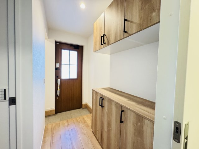 流山市江戸川台西２丁目新築戸建【江戸川台小学校：9分】の玄関|玄関ホール・シューズボックス付き