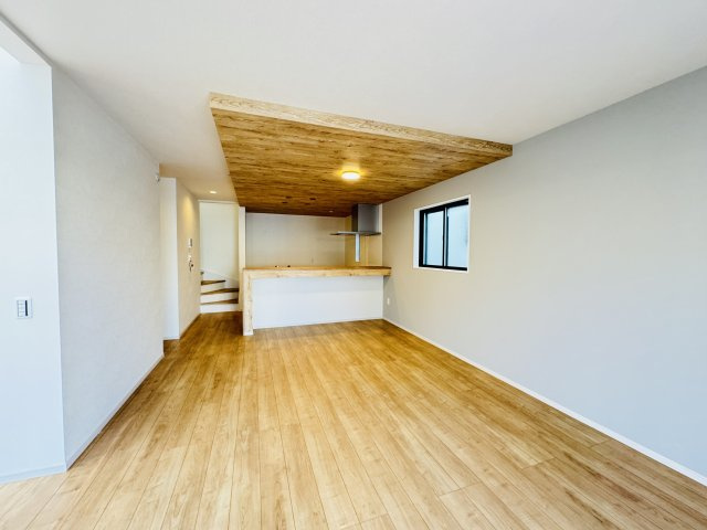 流山市江戸川台西２丁目新築戸建【江戸川台小学校：9分】の居間・リビング|25.3帖リビングダイニングキッチン・床暖房付き