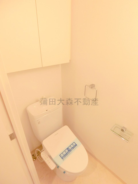 グランドコンシェルジュ蒲田イーストのトイレ|吊戸棚と温水暖房便座付のトイレ