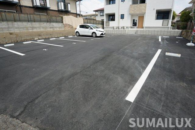 メゾンクレール御領の駐車場
