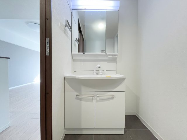 ライオンズガーデン狭山祇園の独立洗面台|鏡の裏にも収納がたくさんあり、洗面周りをスッキリ保てます♪