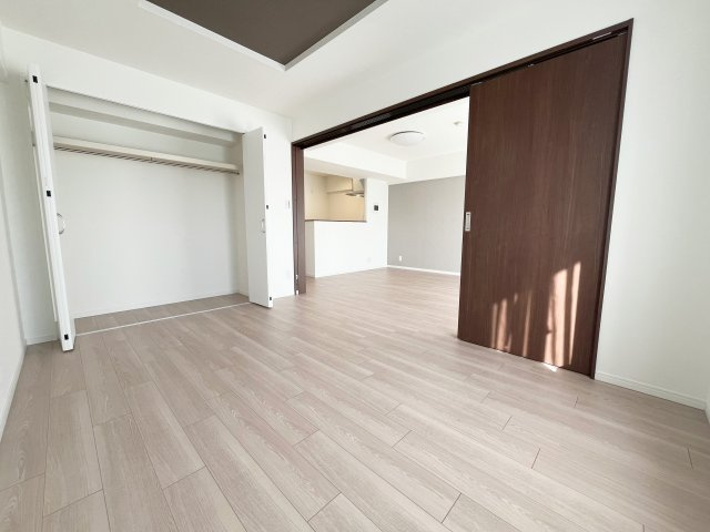 ライオンズガーデン狭山祇園の洋室|リビング横の6帖洋室です♪