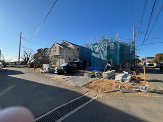 【前面道路含む現地写真】 | ただいま建築中です！人気の南側角地！陽当たり良好♪