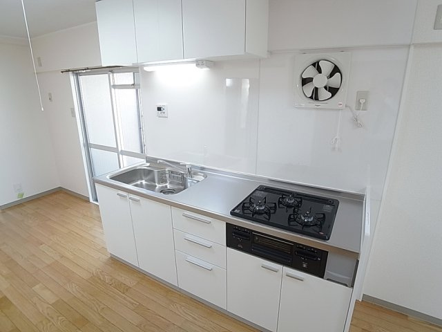 ビラユニオン山の手のキッチン|システムキッチン、3口ガスコンロ