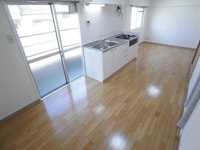 ビラユニオン山の手の居間・リビング|彩光通風ともに良好なリビング