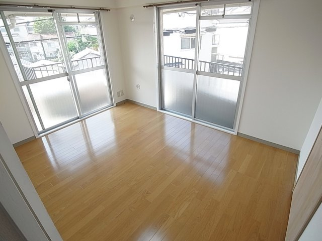 ビラユニオン山の手の内装|２面採光とっても明るい洋室