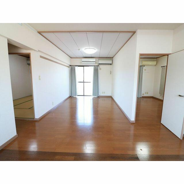 川崎市麻生区岡上の賃貸マンションの居間・リビング