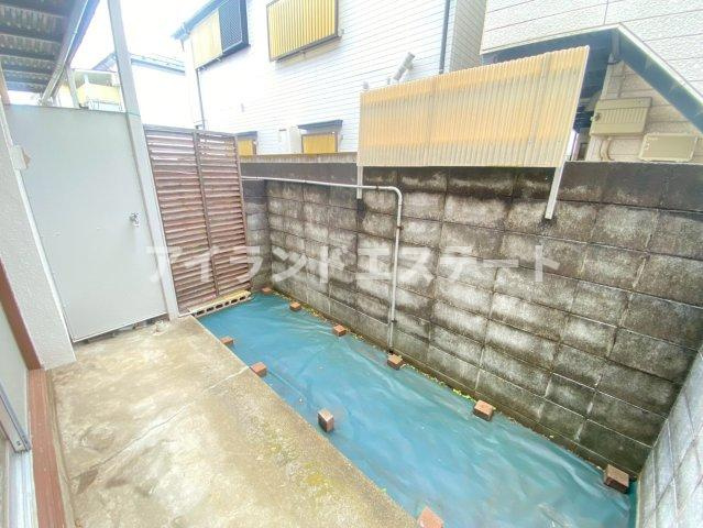 メゾンサユリ　陽当たり良好　角部屋　バストイレ別のバルコニー