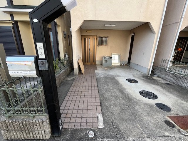 若松町西3丁目貸家のエントランス