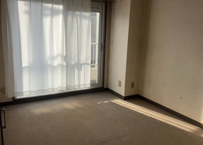 【洋室】 | サンライフ相模大野台 | 洋室のメリットは重い家具が置きやすく、身の回りが整理しやすいことです。 床がフローリングのため畳とは異なり凹みにくいです。 クローゼットなど収納が豊富で、普段使わない旅行カバンや服の整頓も簡単にです。