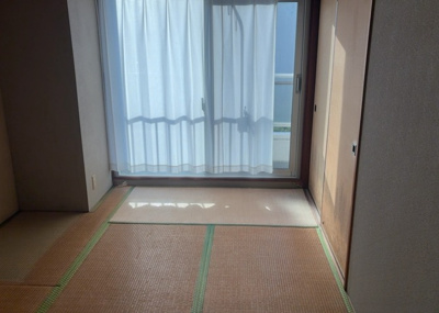 【寝室】 | サンライフ相模大野台 | 寝室でゆっくりと過ごすためにはベッド周りの適度な空間を担保することや窓の位置、照明の明るさ、寝室の広さなどを考える必要があります。自身や家族の構成とライフスタイルに併せて寝室にする部屋を選びましょう！