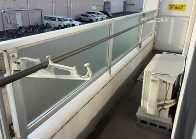 【バルコニー】 | サンライフ相模大野台 | バルコニーは、室外の専用スペースのうち、「屋根がなく開放された空間」であるものを指します。ベランダより広いタイプのものが多く、日当たりもよいため家庭菜園などを楽しみたい人にとって適した環境となります。