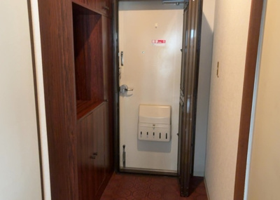 【玄関】 | サンライフ相模大野台 | 玄関は家の顔でもあり、家族以外の目にも止まる場所です。玄関は外との間を仕切る扉、靴などをしまっておく収納スペース、靴脱ぎのたたきスペース、来客とのやり取りをするドアホンなど複数のアイテムからなります。