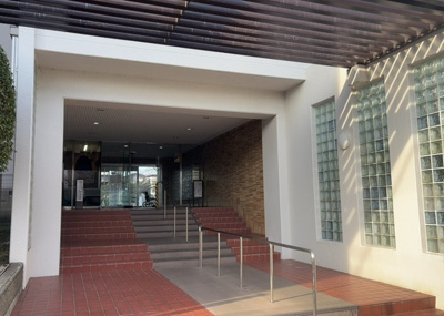 【エントランス】 | サンライフ相模大野台 | マンションのエントランスには、もともと風よけや防犯の役割がありますが、マンションによって宅配ボックスなどの設備が備わっている所もあります。日々の生活をイメージしながら生活しやすさをチェックしましょう。