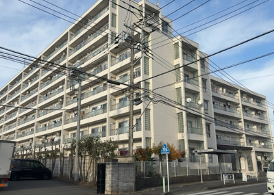 【外観】 | サンライフ相模大野台 | 外観はマンション管理がされているかの目安になります。築年数が古いと、壁面は劣化してひび割れが生じることも！建物が古びていても細かいところが修繕されていると、きちんと管理されているなぁと感じるでしょう。