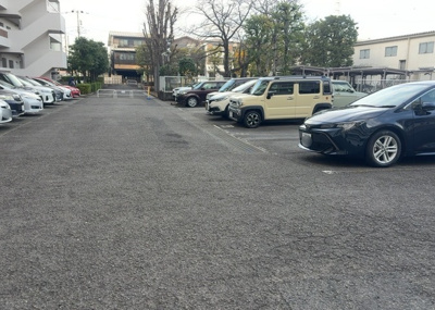 【駐車場】 | サンライフ相模大野台 | 車一台あたりに必要なスペースは、標準サイズの普通自動車で横幅2m50cm、長さ5mは必要になります。ただし、乗降のことも考慮して横幅3m30cm、長さ5m50cmほどは確保できるところを選びましょう。