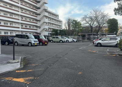 【駐車場】 | サンライフ相模大野台 | 駐車場と明記されていても、最小スペースでつくられた駐車場だと大型車は駐車できなかったり、出入りしにくくなったりする可能性があります。お車のサイズと購入したい物件の駐車場のサイズを現地で確認しましょう。