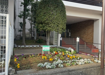 【庭】 | サンライフ相模大野台 | 物件によっては、入居者が個人的に使用できる専用庭がついているものもあります。また、住宅の中にある土間の部分を庭と呼ぶこともあります。庭の用途は住む人によって変わり、それによってデザインもさまざまです。