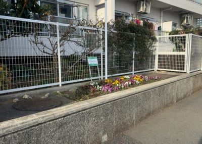 【中庭】 | サンライフ相模大野台 | 中庭（パティオ）とは、一つの建築物の内部に設けられた、壁などで囲われている庭のことを指します。コの字型、ロの字型が主流ですが、L字型の中庭もあります。最近では、インテリア性の高さからも人気があります。