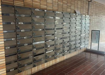 【設備】 | サンライフ相模大野台 | エントランス付近に設置されている集合ポストは、住んでいる部屋と離れているため、ポストをあさるなど誰かに何かされていても被害に気づきにくいです。入居する時には他人に特定されにくい番号で鍵をかけましょう！