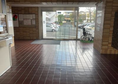 【ロビー】 | サンライフ相模大野台 | ラウンジは、マンションの共用スペースに椅子やテーブルなどを配置した利用者が寛げる空間です。屋内型ラウンジと屋外型ラウンジがあります。共用部分の管理状況と合わせて、詳細については現地でご確認ください。