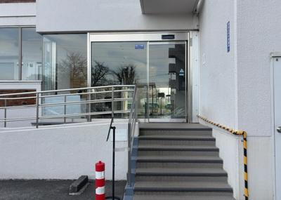 【ロビー】 | サンライフ相模大野台 | ロビーというと、エントランスと何がちがうの？と思いますよね。実はロビーとエントランスには明確な決まりはありません。物件によっては、エントランスを入って広がるある程度の広さのある空間がロビーとなります。