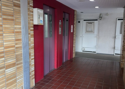 【その他共用部分】 | サンライフ相模大野台 | 共有部分は、住民なら誰もが使える設備のこと。例えば駐車場やエレベーター、インターネット設備、セキュリティ設備などがあります。他にも、マンションの廊下・外部階段やエントランス・ゴミ置き場などがあります。