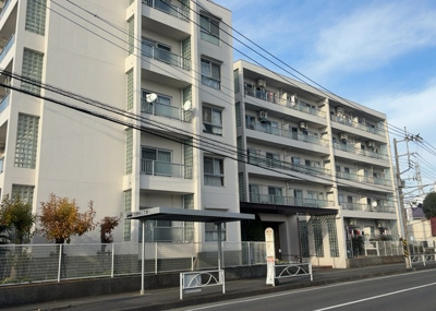 【構造・工法・仕様】 | サンライフ相模大野台 | ＲＣ造、Reinforced Concreteは直訳すると補強されたコンクリートです。主に柱や梁・床・壁が鉄筋とコンクリートで構成おり、鉄筋を組んだ型枠にコンクリートを流し込んで固めたものを指します。