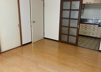 【居間・リビング】 | サンライフ相模大野台 | 直線タイプはLとDKを一直線に並べた形で対面キッチンのタイプです。一般的なのでよく見かけるかもしれません。直線タイプに似た直接アイランドタイプは、キッチンとダイニングの間に壁がない分広く感じられます。