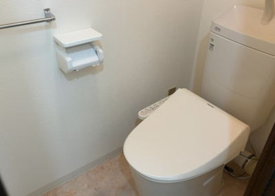 【トイレ】 | サンライフ相模大野台 | トイレは大きさや形、機能、抗菌性などが異なる多種多彩なタイプが各メーカーから出ています。それぞれに良さがあるため、事前にどういったタイプのトイレがいいのかをご家庭内で決めて、内見に行くといいでしょう。