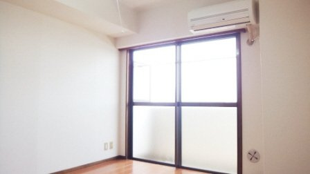 ドエル西船の居間・リビング|フローリングです