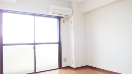 ドエル西船の居間・リビング|６．８帖洋室です