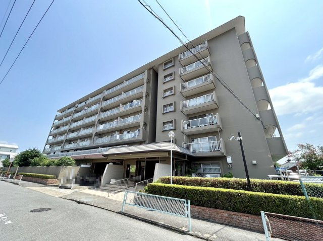 長岡京スカイハイツの外観|総戸数146戸のビッグコミュニティ。南向きにつき、日当り通風良好です◎