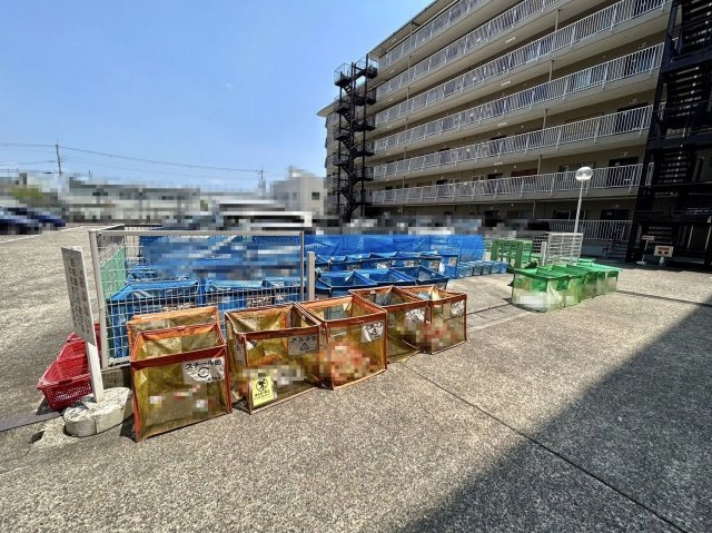 長岡京スカイハイツのその他|ゴミ収集所が設置されています。