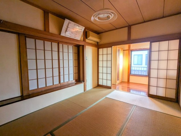 【和室】 | ふじみ野市大原1丁目　中古一戸建住宅　(ふじみ野店) | 2階和室約6.0帖。
扉を開放することで空間に奥行が生まれ、開放感を感じられます。