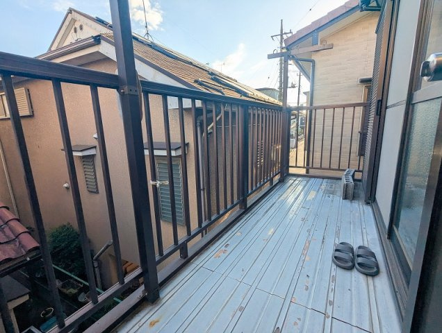 【バルコニー】 | ふじみ野市大原1丁目　中古一戸建住宅　(ふじみ野店) | 明るい陽光が差し込むバルコニー。
洗濯物を干しやすいゆとりある広さです。