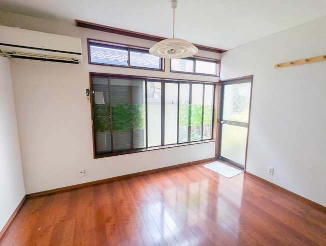 【キッチン】 | ふじみ野市大原1丁目　中古一戸建住宅　(ふじみ野店) | 多数の窓からの彩光が差し込むダイニング。
収納付きの為、生活空間をすっきりと整えやすくなります。