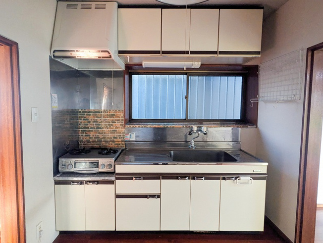 【キッチン】 | ふじみ野市大原1丁目　中古一戸建住宅　(ふじみ野店) | 収納が多く調理器具の片付けに便利です。
出窓を開けることでお料理後の換気も効率良く行えます。