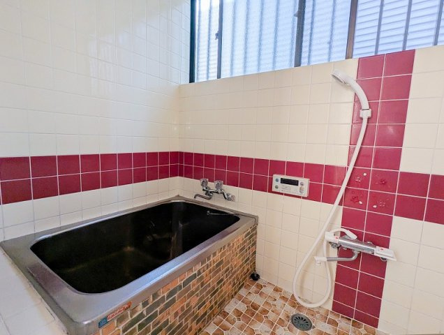 【浴室】 | ふじみ野市大原1丁目　中古一戸建住宅　(ふじみ野店) | タイルで彩られた明るい雰囲気の浴室。