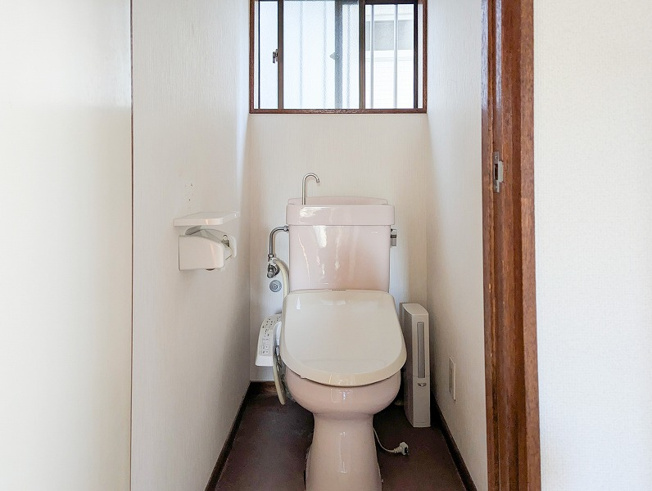 【トイレ】 | ふじみ野市大原1丁目　中古一戸建住宅　(ふじみ野店) | 窓を設け換気がしやすいトイレです。