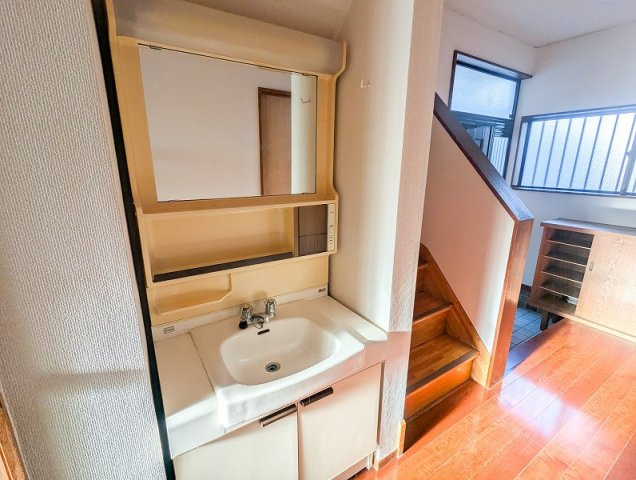 【独立洗面台】 | ふじみ野市大原1丁目　中古一戸建住宅　(ふじみ野店) | 廊下に設置された洗面台で帰宅後すぐに手を洗うことができます。