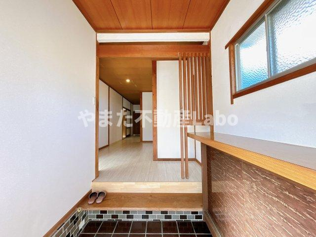 倉吉市大正町2丁目中古戸建の玄関|玄関内観です。照明交換を行い、床と天井はクリーニング、壁は塗装を行いました。一番に目にする玄関内観をより気持ちよく出迎えられる空間に仕上げていきます。