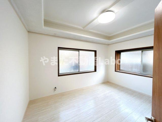 倉吉市大正町2丁目中古戸建の洋室|1階玄関入ってすぐ左手にある約５帖洋室です。床はクッションフロア、下地重ね張り、壁と天井はクロス張替を行いました。