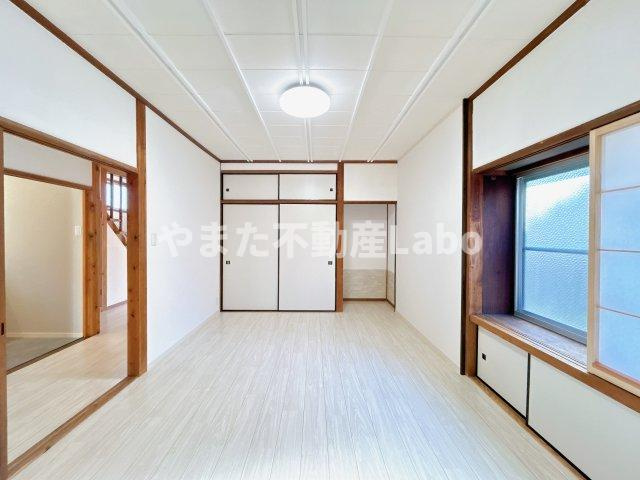 倉吉市大正町2丁目中古戸建のその他|1階洋室6帖です。床はクッションフロア、下地重ね張りを行い、壁と天井はクロス張替を行いました。和室を洋室に変更することでお部屋の使い道がぐっと増えますね。
