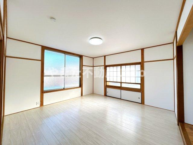 倉吉市大正町2丁目中古戸建のその他|2階約８帖洋室です。床はクッションフロア、下地重ね張り、壁はクロス張替を行いました。収納もあり、クイーンベッドを置いてもテレビやデスクを置くスペースが残ります。