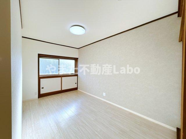 倉吉市大正町2丁目中古戸建の洋室|2階約5.4帖の洋室です。2階約5.４帖の洋室です。クッションフロア重ね張り、壁はクロス張り替えを行いました。