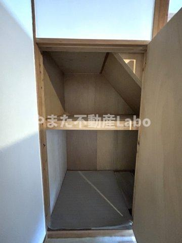 倉吉市大正町2丁目中古戸建のその他|階段下収納はクリーニングいたしました。デッドスペースを有効活用しています。生活動線上にあるため物の出し入れがしやすいですね。
