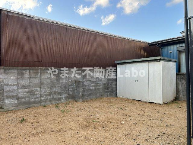 倉吉市大正町2丁目中古戸建の庭|外観別アングルです。リビングから裏に行くことができます。プライベートを保ちつつお庭で趣味を楽しめます。