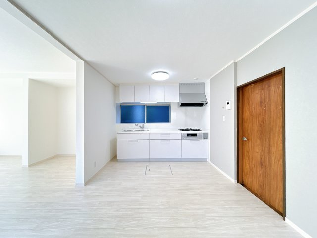 倉吉市大正町2丁目中古戸建の居間・リビング|リビングです。床は、クッションフロア・下地重ね張りを行い天井と壁はクロス張替を行いました。物干し場所まで出ることができるのプライベートを守りつつお日様の元で洗濯物を乾かすことができますね。